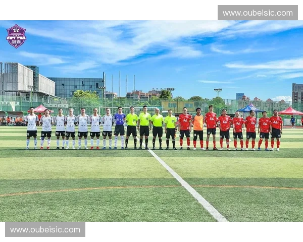 厦门业余足球联赛激战正酣各路草根球队同场竞技展现城市足球魅力