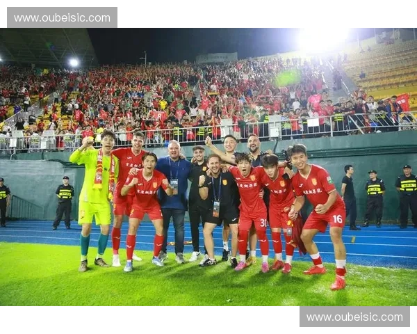 聚焦足球联赛突然停摆背后原因及其对球迷与俱乐部的深远影响